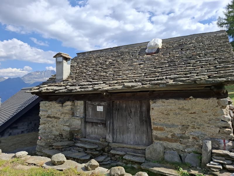 Vendesi rustico sui monti di Semione da ristrutturare (2)