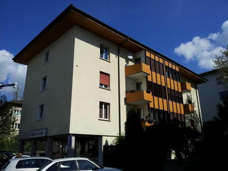 Befristete 4-Zimmer-Wohnung (zuoberst mit Lift) mit Balkon in Küsnacht (1)