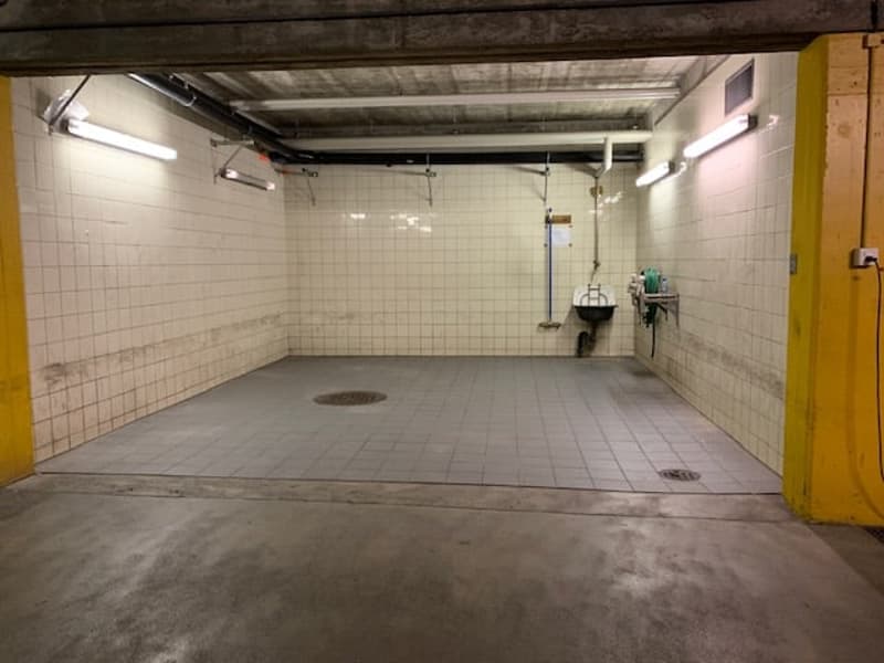Parcheggio per motocicletta vicino a Zürich Albisrieden (4)
