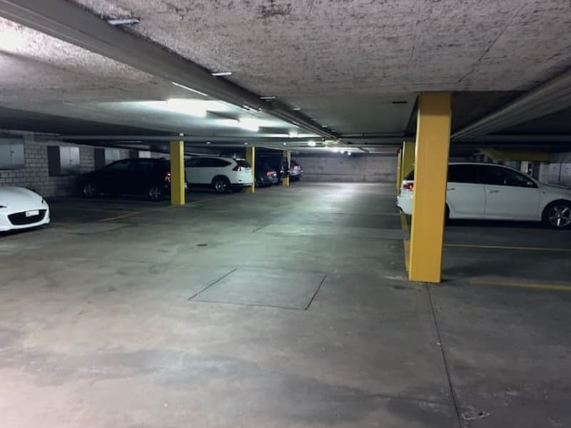 Parcheggio per motocicletta vicino a Zürich Albisrieden (3)