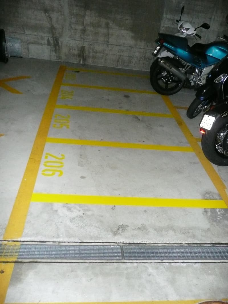 Vari parcheggi per motocicli in affitto a Grossacker (3)