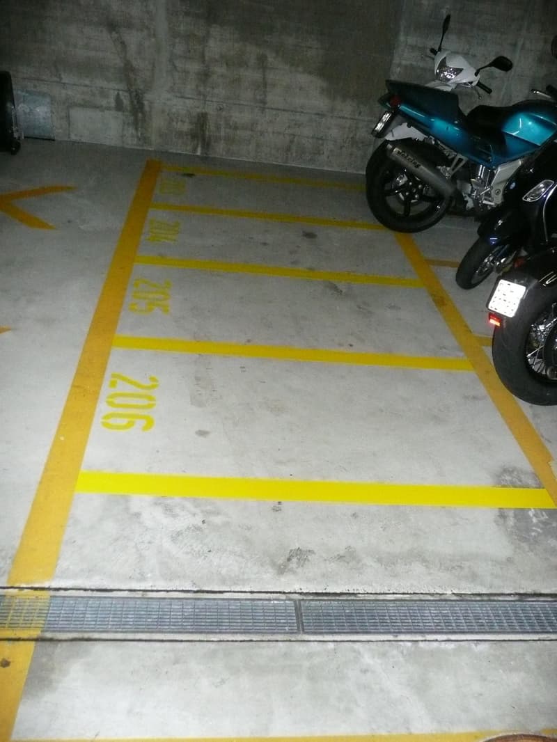 Divers emplacements de stationnement pour motos à louer dans Grossacker (3)