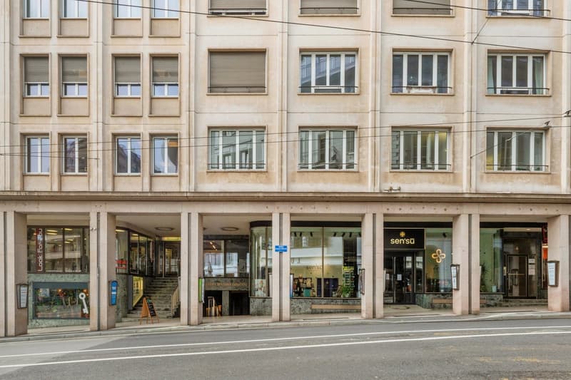 Vitrine publicitaire au centre ville de Lausanne (6)