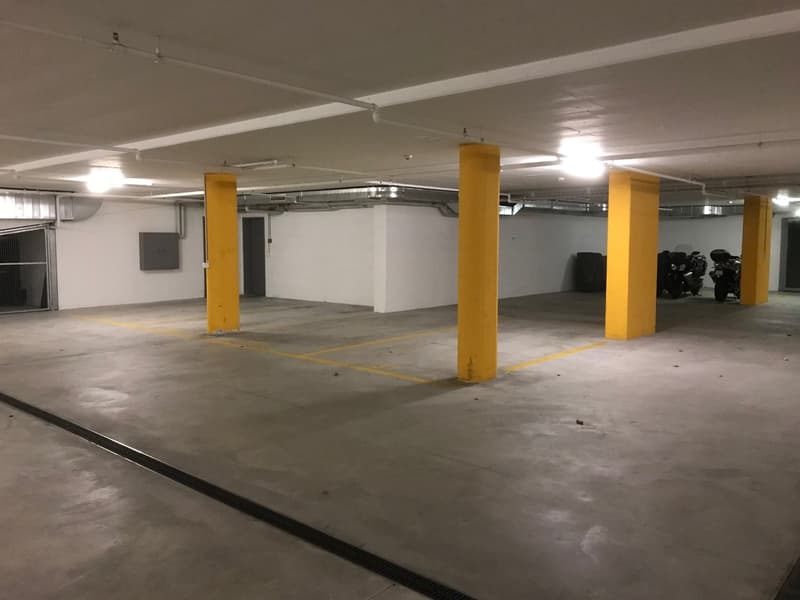Einstellplätze in geschlossener Tiefgarage (2)