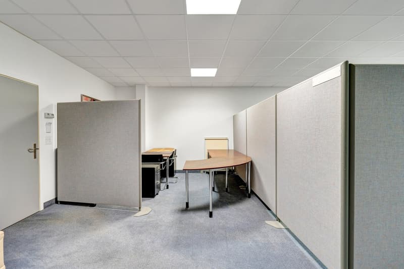Möblierter Arbeitsplatz im High-Tech-Center (2)