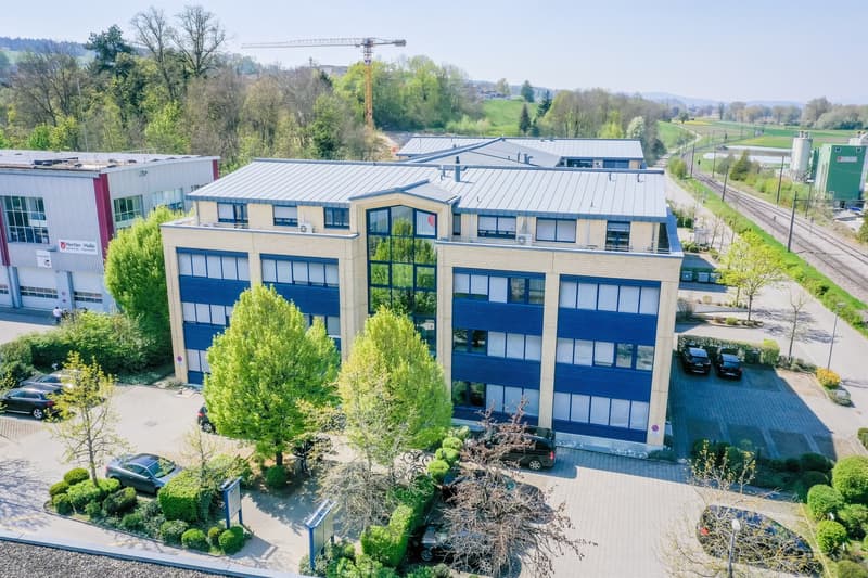 Möblierter Arbeitsplatz im High-Tech-Center (1)
