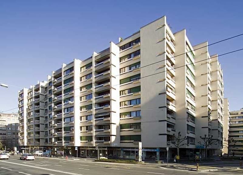 Lumineuse arcade commerciale dans le secteur des Charmilles (4)