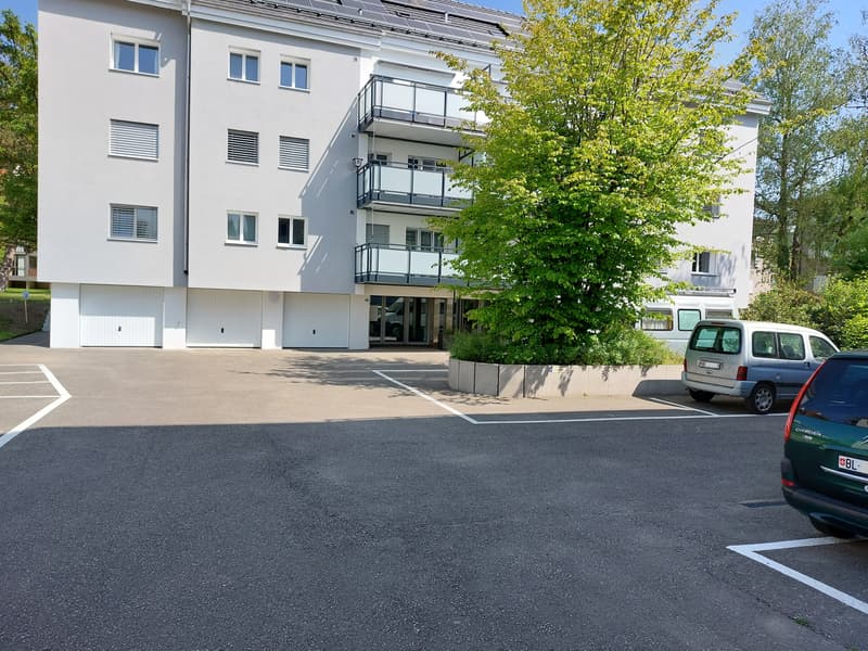 Motorradplätze im Zentrum von Oberwil zu vermieten! (2)