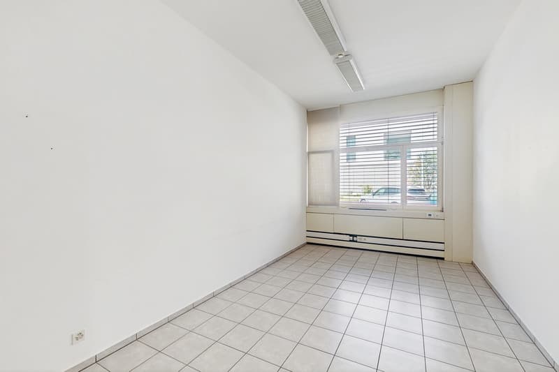 Spazio commerciale di 125m2 al pianterreno - ccessibilità strategica a Manno (9)