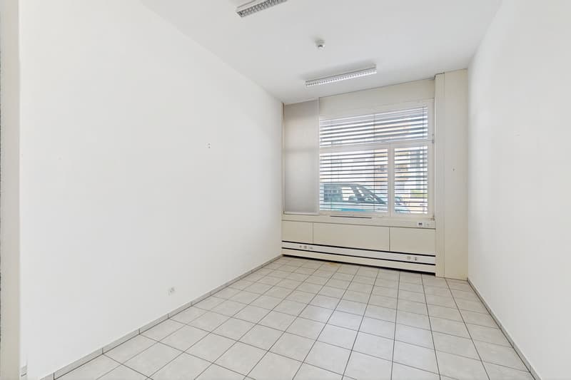 Spazio commerciale di 125m2 al pianterreno - ccessibilità strategica a Manno (5)