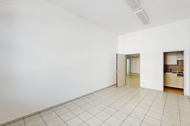 Spazio commerciale di 125m2 al pianterreno - ccessibilità strategica a Manno (8)
