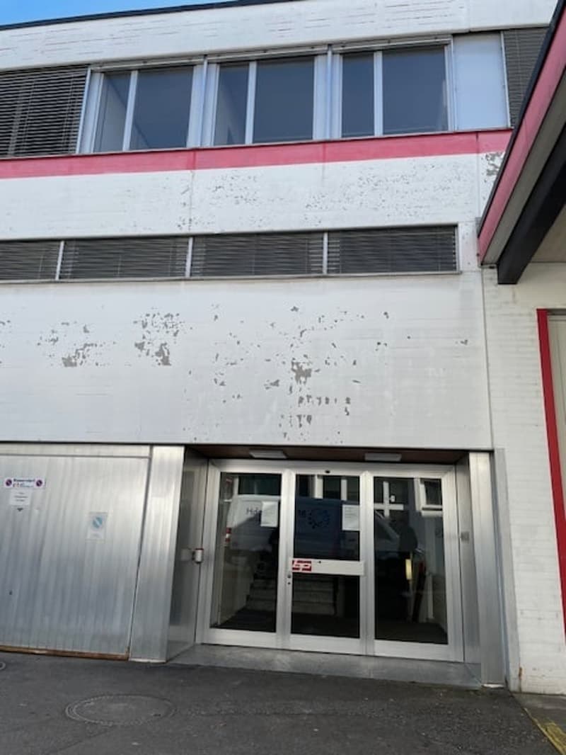 Helle Gewerbefläche direkt neben dem Altbach in Dietlikon (2)