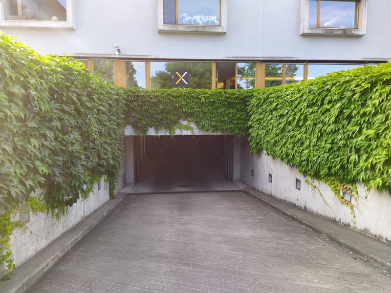 Motorradplatz in moderner Einstellhalle (2)
