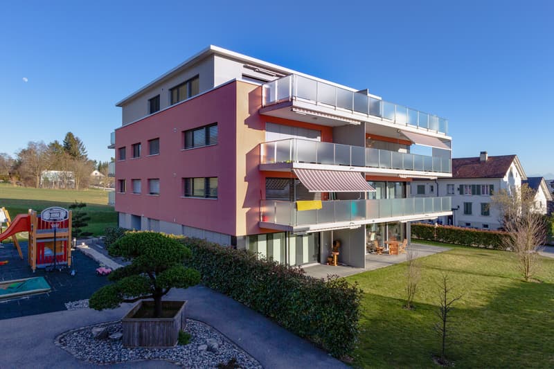 Topmodernes Wohnen mit Gartensitzplatz und Feldaussicht! (2)