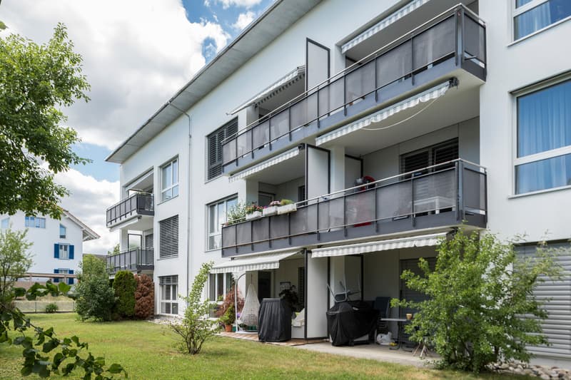Lichtdurchflutete Erdgeschosswohnung mit Gartensitzplatz. (1)