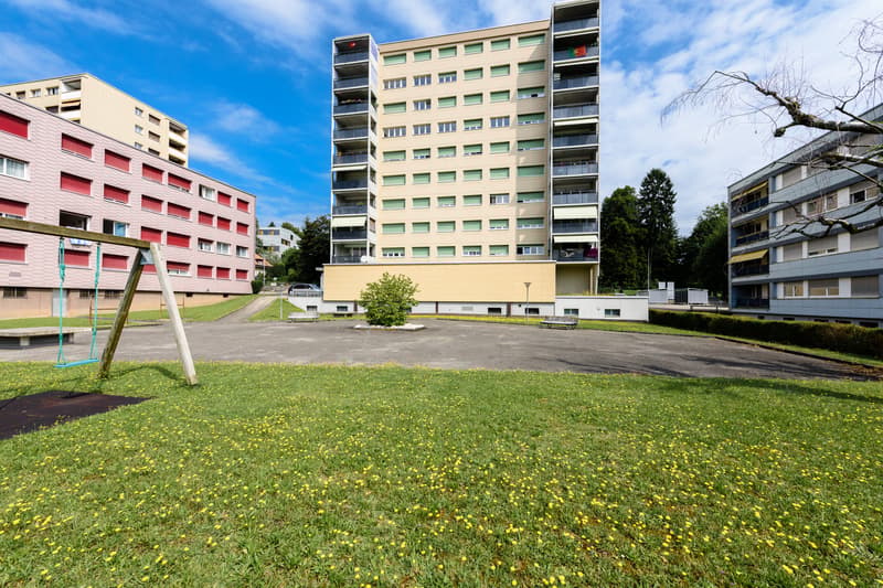 Quartier verdoyant à proximité des commerces (3)