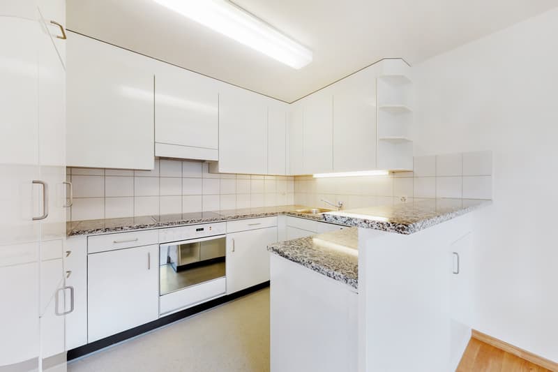 Attraktive Wohnung mit Balkon an familienfreundlicher Lage in Luzern (2)