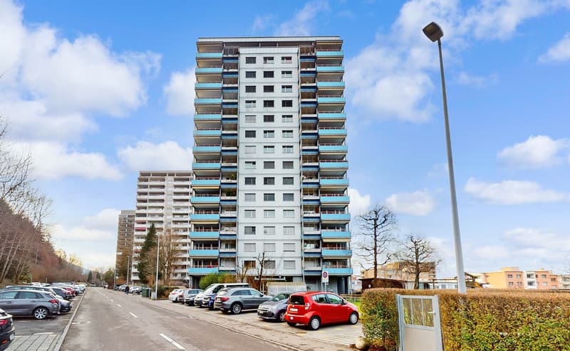 Attraktive Wohnung mit Balkon an familienfreundlicher Lage in Luzern (1)