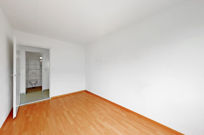 Grosszügige Familienwohnung mit Sicht ins Grüne (9)