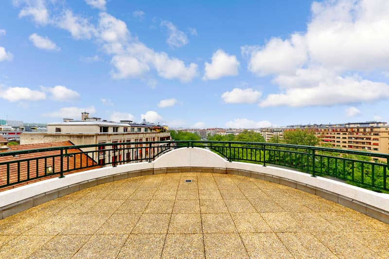 Profitez d'une vaste terrasse et d'un magnifique attique en duplex ! (2)