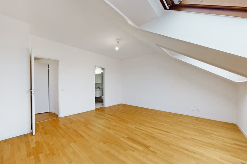 Profitez d'une vaste terrasse et d'un magnifique attique en duplex ! (8)
