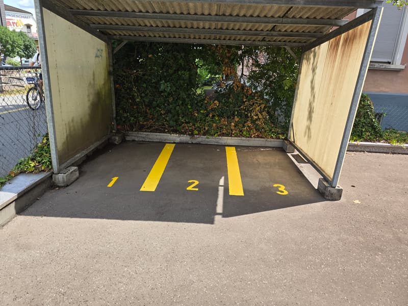 Motorradparkplatz Nähe Allmend (1)