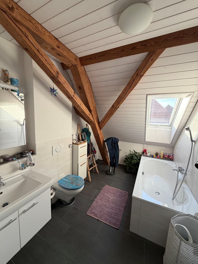 Charmante 4.5-Zimmer-Dachwohnung mit Balkon in Radelfingen (9)