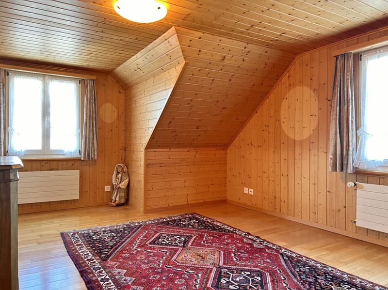 Zentrales Reihen-Eckhaus mit Umschwung auf grossem ausbaubarem Grundstück (5)