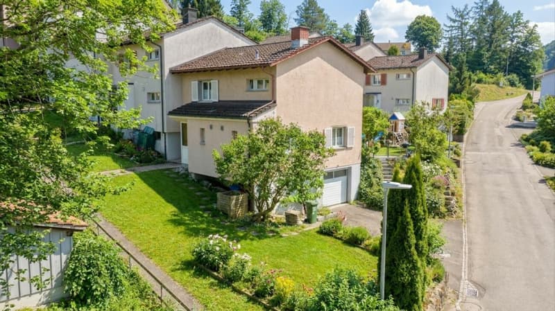 Reihen-EFH an sonniger Hanglage mit Garage (1)
