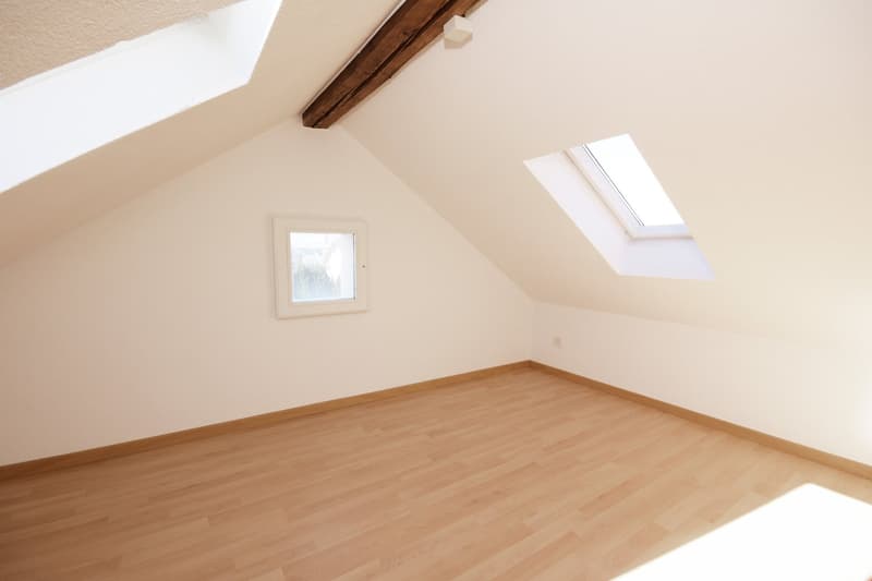 empty room, wooden floor, white walls, two windows, wooden beam