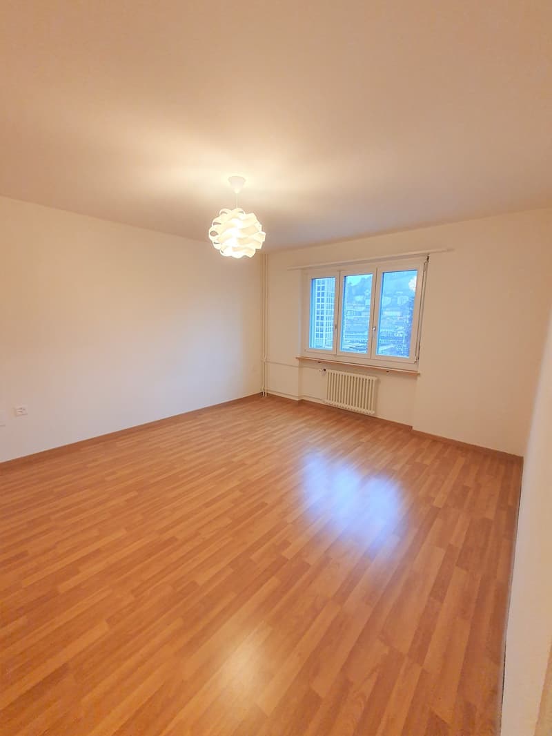 empty room, wooden floor, white walls, large window, white ceiling, white radiator