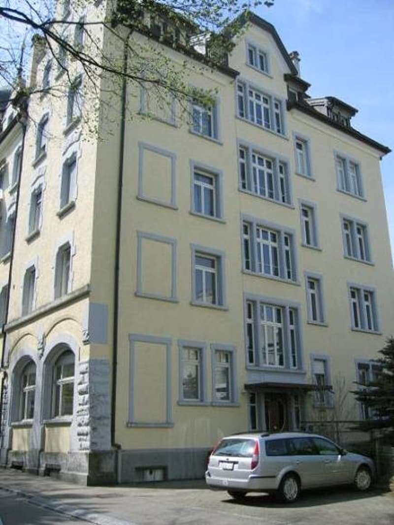 Charmante 4-Zimmer-Wohnung in historischem Gebäude in Rorschach (2)