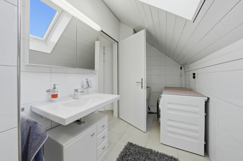 Spacious attic maisonette apartment with plenty of light and three balconies (15)