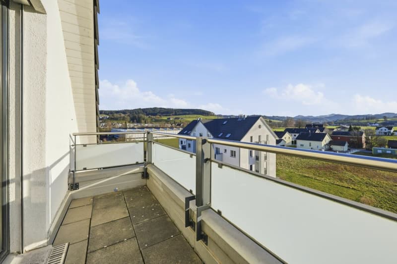 Spacious attic maisonette apartment with plenty of light and three balconies (18)