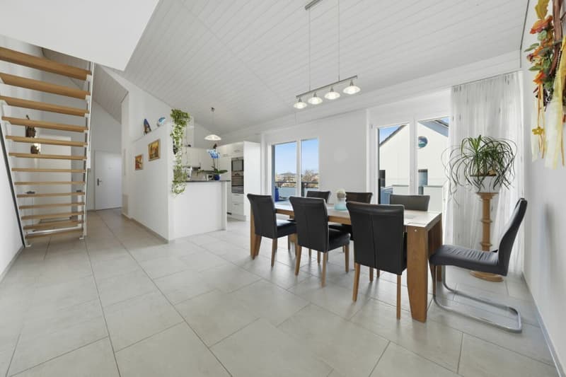 Spacious attic maisonette apartment with plenty of light and three balconies (5)