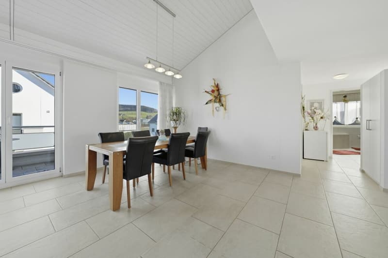 Spacious attic maisonette apartment with plenty of light and three balconies (4)