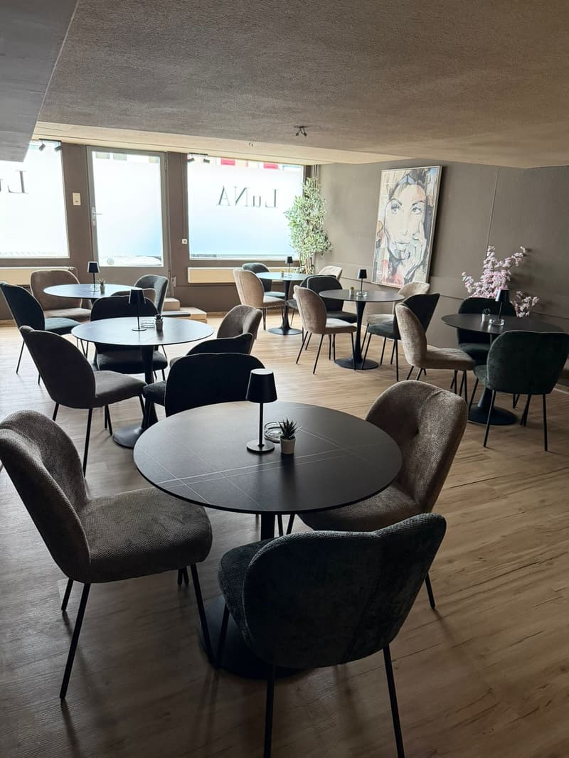 round tables and chairs, lamps, flowers, gray walls, picture