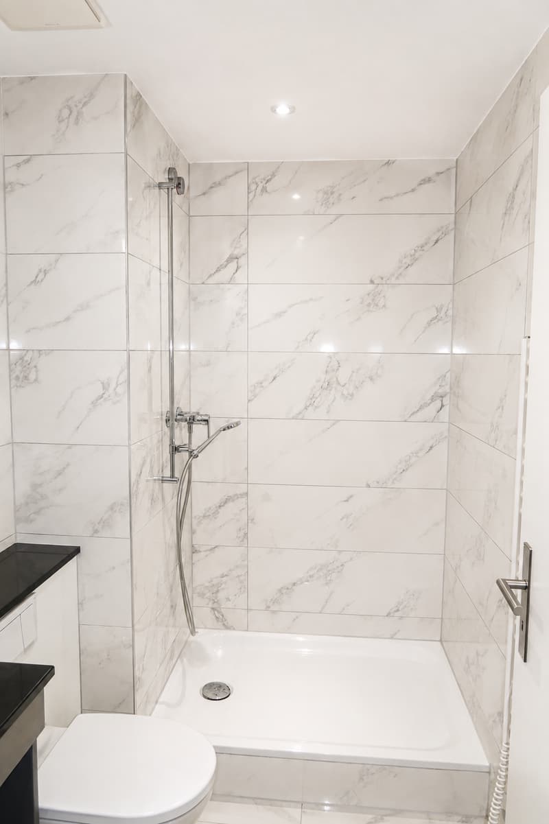 Badezimmer mit Dusche