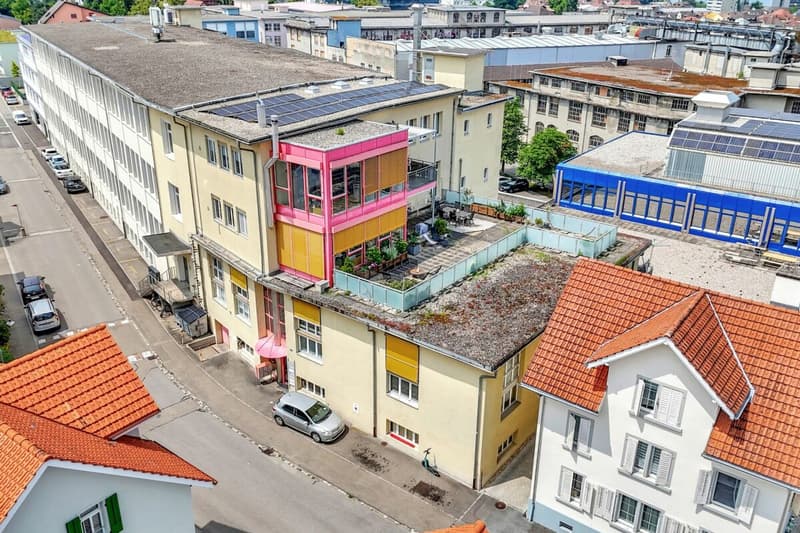 Stattliches Wohn- und Geschäftshaus mit zwei grossen Wohnungen und vielseitig nutzbarem Gewerbe an zentraler Lage (71)