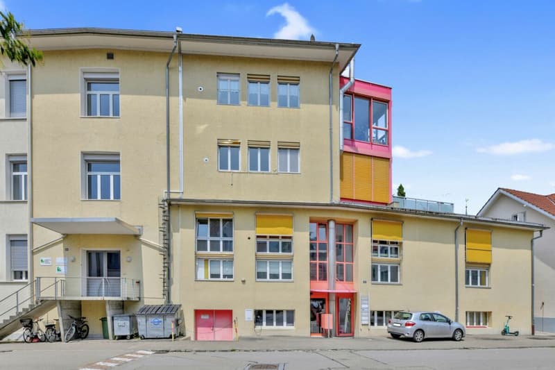 Stattliches Wohn- und Geschäftshaus mit zwei grossen Wohnungen und vielseitig nutzbarem Gewerbe an zentraler Lage (1)