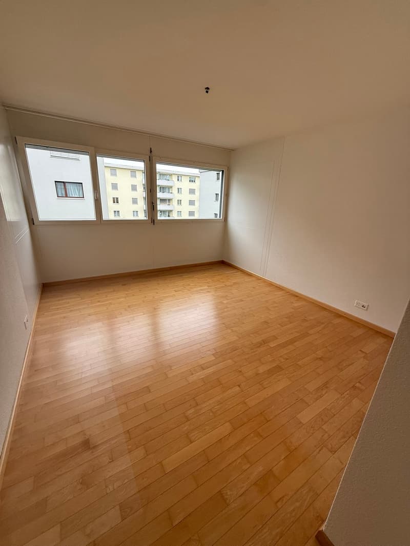 Grosszügige und moderne 4 1/2-Zimmerwohnung mit verglastem Balkon im Zentrum von Jona (9)