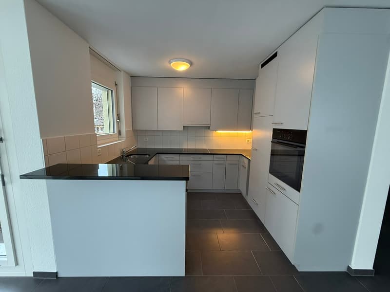 Grosszügige und moderne 4 1/2-Zimmerwohnung mit verglastem Balkon im Zentrum von Jona (2)