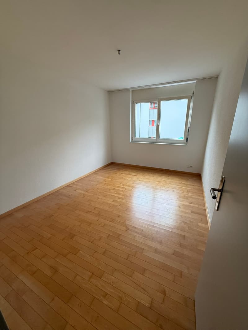 Grosszügige und moderne 4 1/2-Zimmerwohnung mit verglastem Balkon im Zentrum von Jona (10)