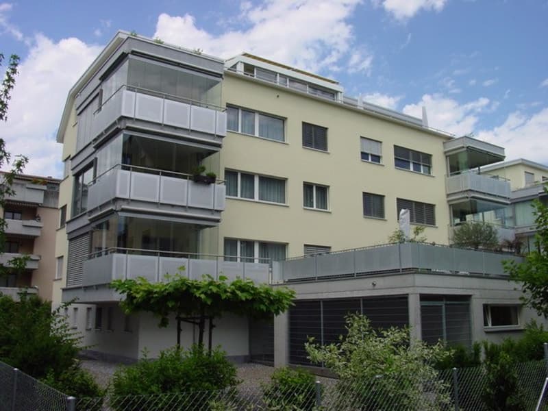 Grosszügige und moderne 4 1/2-Zimmerwohnung mit verglastem Balkon im Zentrum von Jona (1)