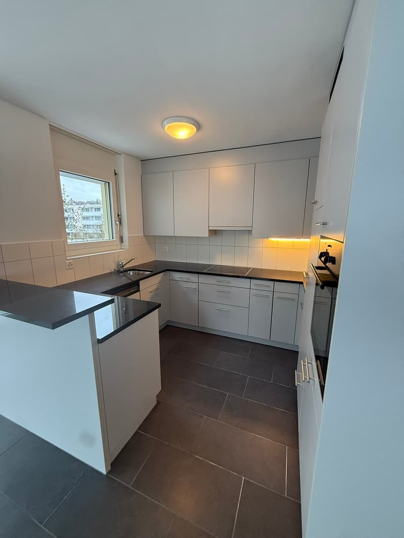Grosszügige und moderne 4 1/2-Zimmerwohnung mit verglastem Balkon im Zentrum von Jona (3)