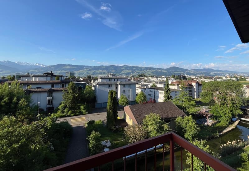 4½-Zimmerwohnung im 3. OG mit unverbaubarer Weitsicht auf See und Berge (2)
