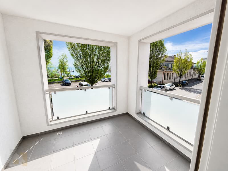 gedeckter Balkon mit Seesicht