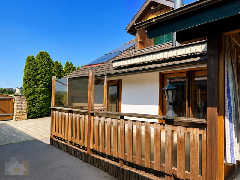 Aussenansicht auf Haupthaus mit Veranda
