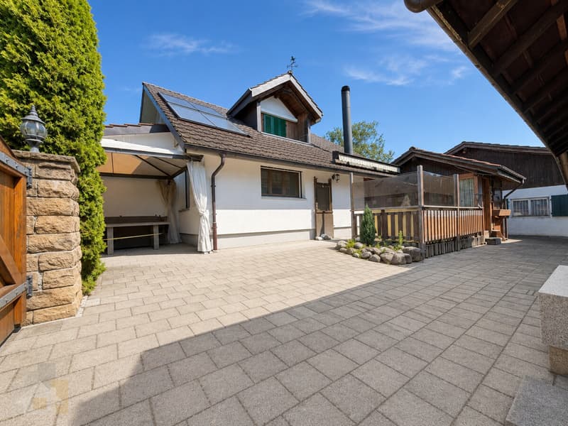 Aussenansicht auf Haupthaus vom Hof aus