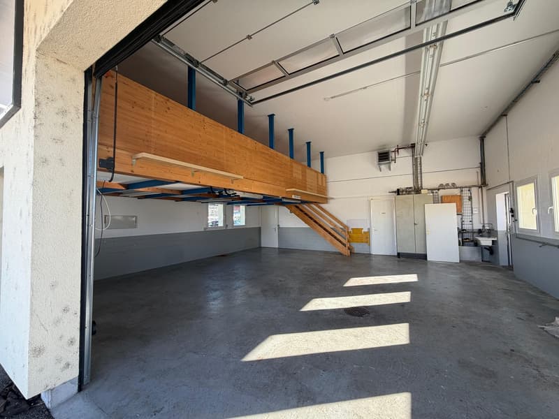 Gewerbehalle mit 90 m² + 40 m² Zwischenpodest, Büro und Parkplätzen (1)